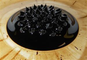 Ferrofluide dans un champ magnétique